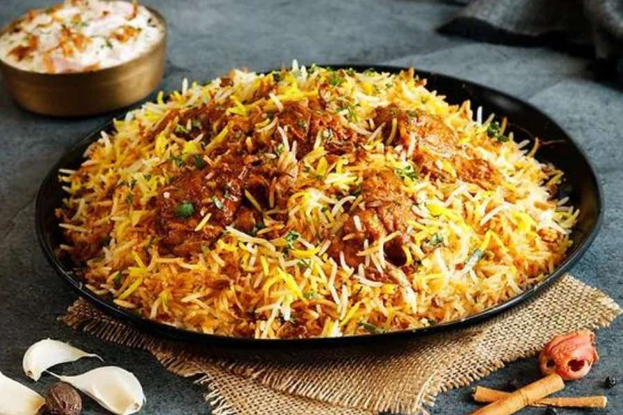 ১. উবুন্টু ইট - ‘অ্যায়াম বিকজ উই আর’-এর অপভ্রংশ থেকে এই রেস্তোরাঁর এমন অভিনব নাম! এদের ‘মক মিট’ বা নকল মাংসের পদগুলি দুরন্ত।  এমনকি তা দিয়ে নকল কষা মাংস,  নকল মটন বিরিয়ানি তৈরি হয়। ‘মক মিট’ হল,  ভিগান খাদ্যবস্তু দিয়ে তৈরি হুবহু মটনের স্বাদ ও জিভে তার অনুভূতি আনা এক ভিগান খাবার। দু’জনের খাবার খরচ - ৮০০ টাকা।  কোথায় - নিউ আলিপুরে হিন্দুস্তান সুইটসের কাছে।  দোকান খোলা - সকাল ১২.৩০-রাত ১০.৩০।