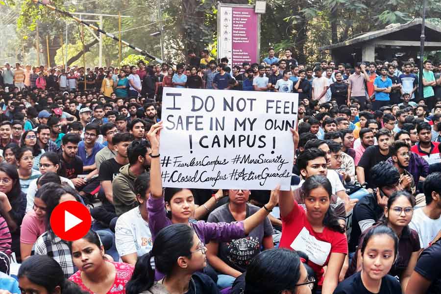 Student of IIT-BHU physically harrased, forcefully kissed and stripped naked in Varanasi, Protest on Campus