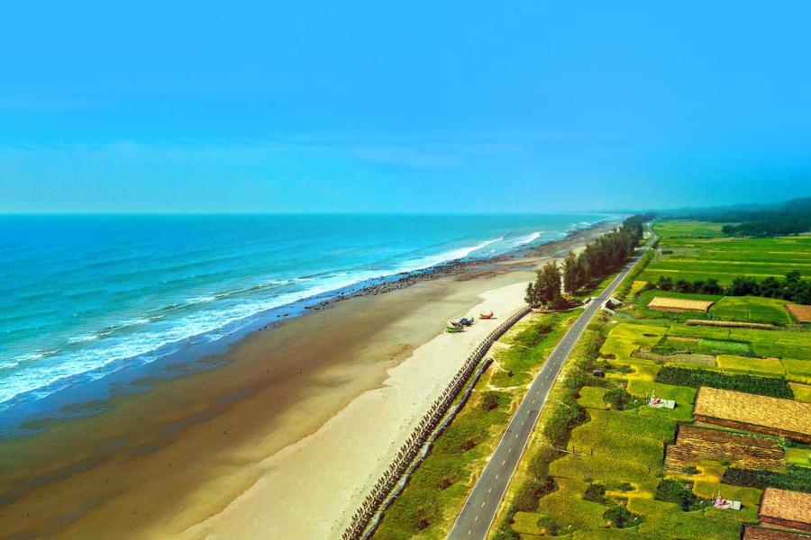 ১. কক্সবাজার সমুদ্র সৈকত - পৃথিবীর দীর্ঘতম সমুদ্র সৈকত। সারা বছরই দর্শনার্থীর ভিড়। ১২০ কিলোমিটার দীর্ঘ অখণ্ড সৈকতে বসে সামনের শুধু উত্তাল ঢেউয়ের দিকে তাকিয়েই কাটিয়ে দেওয়া যায় সারাদিন।  পৌঁছনোর ঠিকানা - এই স্থানে ঢাকা থেকে সড়কপথে বাসে পৌঁছনো যায়। সরাসরি বিমানে কক্সবাজার এয়ারপোর্টে নামা যায়। তবে ট্রেনে গেলে চট্রগ্রাম পর্যন্ত গিয়ে সেখান থেকে বাসে চেপে কক্সবাজার যেতে হবে। চট্টগ্রামের নতুন ব্রিজ কিংবা দামপাড়া বাসস্ট্যান্ড থেকে কক্সবাজারের বাস ছাড়ে।