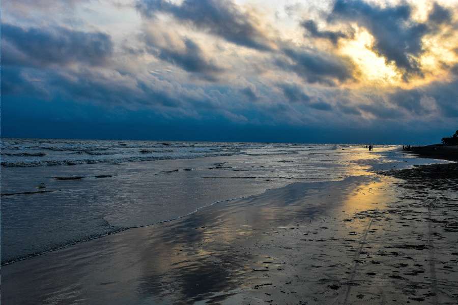 ৩. কুয়াকাটা সমুদ্র সৈকত, পটুয়াখালি - প্রায় ১৮ কিলোমিটার দীর্ঘ এই সমুদ্র সৈকতের ঠিক-ঠিক অবস্থান পটুয়াখালি জেলার কলাপাড়া থানার অন্তর্গত লতাচাপলি ইউনিয়নে। এখানকার নিরিবিলি বেলাভূমি এবং ম্যানগ্রোভ বনাঞ্চল কুয়াকাটাকে স্বতন্ত্র করেছে। পৌঁছনোর ঠিকানা - ঢাকা থেকে কুয়াকাটা যাওয়ার উপায় নদী ও সড়কপথ। ঢাকার সদরঘাট থেকে লঞ্চে পটুয়াখালি বা বরিশাল হয়ে বাকি পথ বাসে কুয়াকাটা। বর্তমানে পদ্মা সেতুর কারণে মাত্র ৫ ঘণ্টায় বাসে পৌঁছনো যায় কুয়াকাটা সমুদ্র সৈকত।