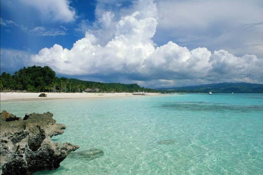 ৬. কুতুবদিয়া দ্বীপ, কক্সবাজার - বাংলাদেশে বাতিঘর দেখতে হলে সটান পৌঁছে যান কক্সবাজার জেলার ছোট উপজেলা কুতুবদিয়ার অন্তর্গত এই দ্বীপে। এখানকার সুপ্রাচীন বাতিঘরের ধ্বংসাবশেষ যেন এখনও অতীত দিনের গল্প বলে। ২১৬ বর্গ কিলোমিটারের ছোট্ট এই দ্বীপে আছে নির্জন সমুদ্র সৈকত এবং কুতুব আউলিয়ার মাজার। পৌঁছনোর ঠিকানা - কুতুবদিয়া দ্বীপ ভ্রমণের জন্য কক্সবাজার থেকে প্রথমে চকরিয়া বাস স্ট্যান্ড আসতে হবে। সেখান থেকে জলপথে মগনামা ঘাট পৌঁছে ইঞ্জিন নৌকা নিয়ে কুতুবদিয়া চ্যানেলে নামতে হবে। আর এই চ্যানেলই পৌঁছে দেবে কুতুবদিয়া দ্বীপে।