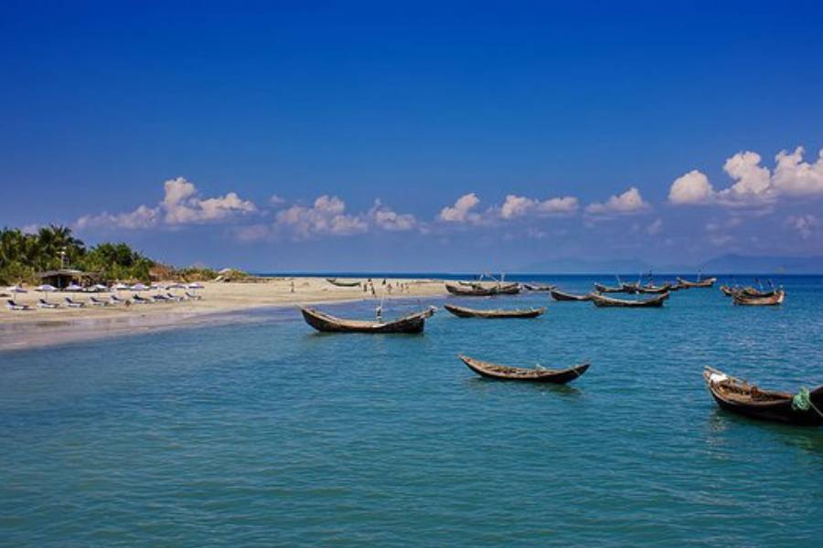 ৭. মনপুরা দ্বীপ, ভোলা - হরিণ দেখার জন্য পর্যটকদের প্রিয় স্থান মনপুরা দ্বীপ। সূর্যোদয়-সূর্যাস্ত দেখার জন্যও। মেঘনা নদীতে ৫০০ মিটার পর্যন্ত স্থাপন করা মনপুরা ল্যান্ডিং স্টেশনে দিনভর পর্যটকদের ভিড় লেগে থাকে। এই দ্বীপ ভ্রমণে এসে দর্শনার্থীরা চৌধুরী প্রজেক্টের মাছের ভেড়ি আর সারি সারি নারকেল গাছের বিস্তৃত এলাকাতেও বেড়িয়ে আসেন। দ্বীপের সবুজের মাঝে ক্যাম্পিংয়ের জন্যও দুর্ধর্ষ জায়গা মনপুরা দ্বীপ। পৌঁছনোর ঠিকানা - মনপুরা দ্বীপে যাওয়ার জন্য ঢাকার সদরঘাট থেকে লঞ্চে উঠতে হবে। এছাড়া ঢাকা থেকে সড়কপথে ভোলা হয়ে তজুমদ্দিন ঘাটে এসে সেখান থেকে মনপুরা দ্বীপ যাওয়া যায়। 