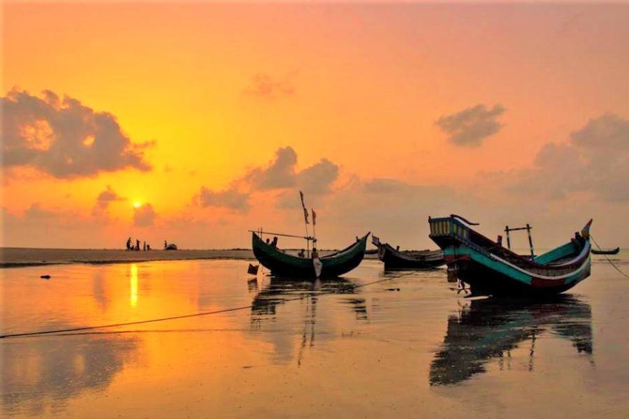 ৮. নিঝুম দ্বীপ,  নোয়াখালি - বঙ্গোপসাগর ঘেরা ছোট্ট এই দ্বীপের আয়তন প্রায় ১৪ হাজার একর। নোয়াখালির হাতিয়া অঞ্চলের নিঝুম দ্বীপ শীতকালে ভরে ওঠে পরিযায়ী পাখিতে। এখানকার সবচেয়ে সেরা আকর্ষণ হচ্ছে চিত্রা হরিণ। অন্য আর কোথাও এক সঙ্গে এত চিত্রা হরিণের দেখা পাওয়া যায় না।  পৌঁছনোর ঠিকানা - নিঝুম দ্বীপ যেতে হলে প্রথমে পৌঁছতে হবে চেয়ারম্যান ঘাটে। সেখানে থেকে হাতিয়া। তারপর হাতিয়ার অন্য প্রান্তে মোক্তারিয়া ঘাটে। সেখান থেকে ট্রলারে চড়ে নিঝুম দ্বীপ। তবে সেরা উপায় হচ্ছে,  ঢাকার সদরঘাট থেকে হাতিয়ার লঞ্চে উঠে পড়া। হাতিয়ায় পৌঁছে তমুরদ্দী ঘাট থেকে পাওয়া যাবে সরাসরি নিঝুম দ্বীপ যাওয়ার ট্রলার।