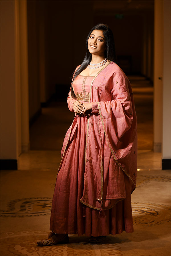 উৎসবের মরশুমে ঘুরে ঘুরে ঠাকুর দেখা বা বন্ধুদের সঙ্গে আড্ডা দেওয়ার জন্য অযথা হিল দেওইয়া জুতো না পরে তাঁর পছন্দ ছিল ফ্ল্যাট চটি বা স্যান্ডাল। পুরো হাতা গোড়ালি ছোঁয়া আনারকলি সঙ্গে এই পছন্দই যেন আদর্শ। 