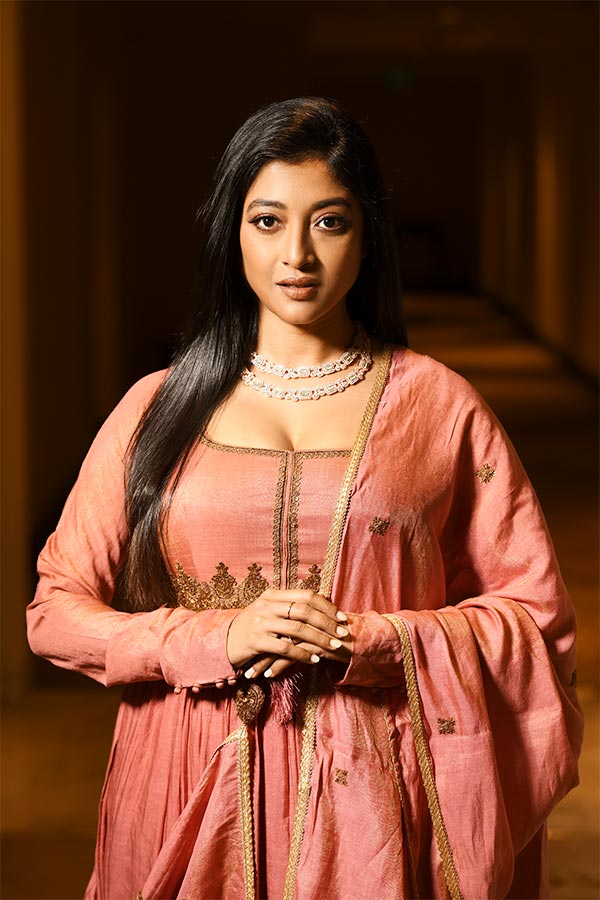 খুব বেশি গয়না উৎসবের দিনে পরে বেরনো যেমন অস্বস্তিকর, তেমনই অবাস্তব সাজের পছন্দও বটে! কিন্তু এক্ষেত্রেও তিনি বুদ্ধিমতী যথেষ্ট। ছিমছাম দু’লহরি হিরের নেকলেস বেছে নিয়েছেন। ঝলমল করে উঠেছে তাঁর সাজ এক লহমায়। 