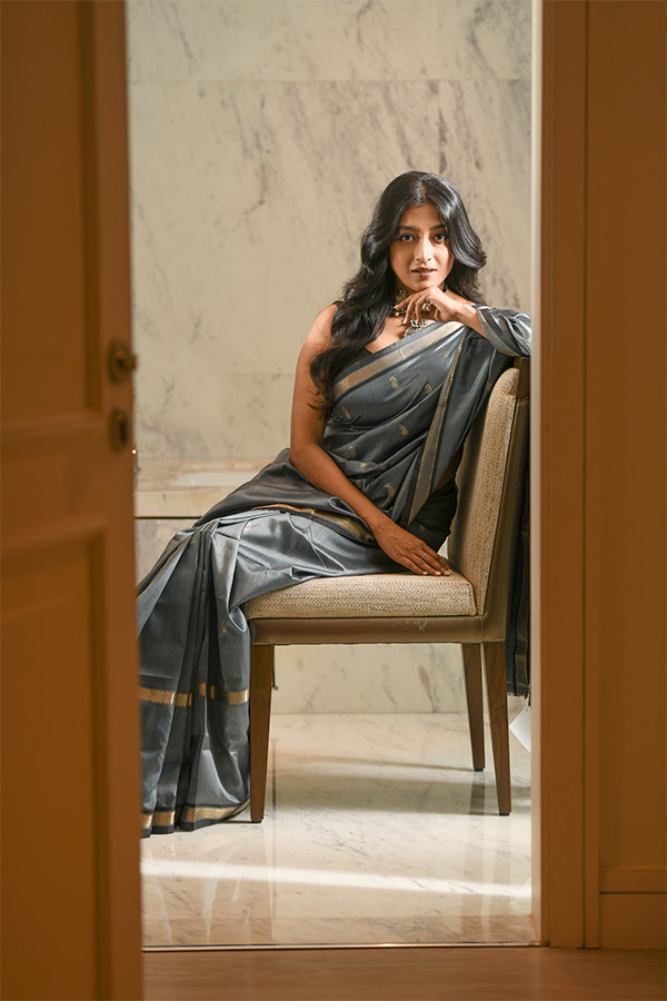 সাজ বদল। গরদ বললেই প্রথমেই চোখে ভাসে সাদা বা ঘিয়ে রঙের শাড়ি। তবে পাওলির সাজ সব ক্ষেত্রেই ছকভাঙা। সামনেই কালীপুজো। উঠতি মোডাল সিল্ক বা সিফনের বদলে তাঁর পছন্দ স্লেট কালো রঙের গরদ। 