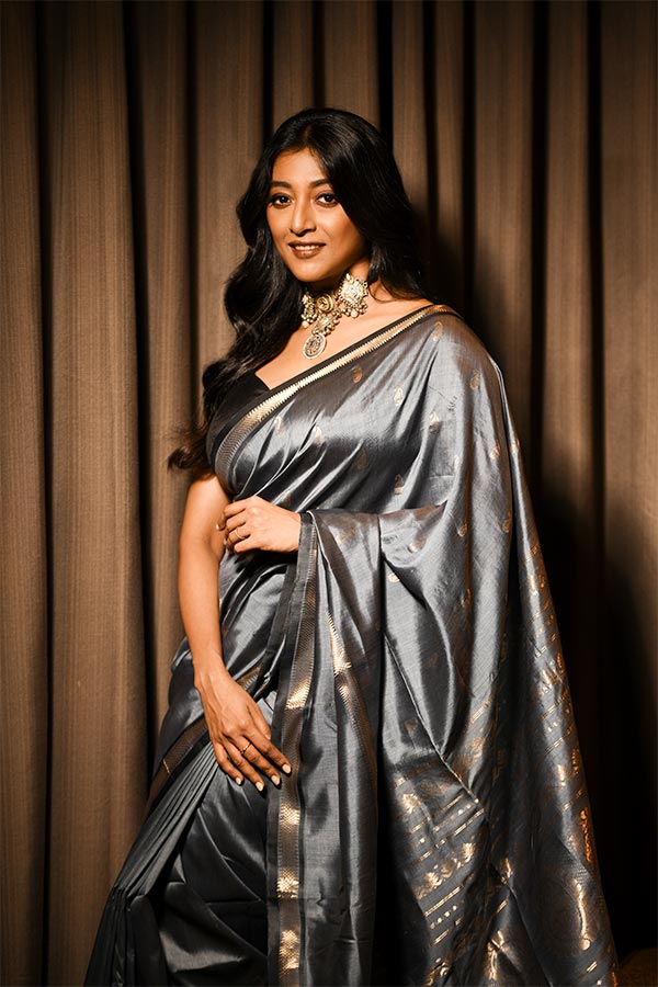 এই গরদ শাড়ির সঙ্গে মিশমিশে কালো স্লিভলেস ব্লাউজ পছন্দ করেছেন তিনি। তাঁর উষ্ণ চাহনিতে ঘরের পারদ যেন বেড়েই চলেছে ক্রমশ। 