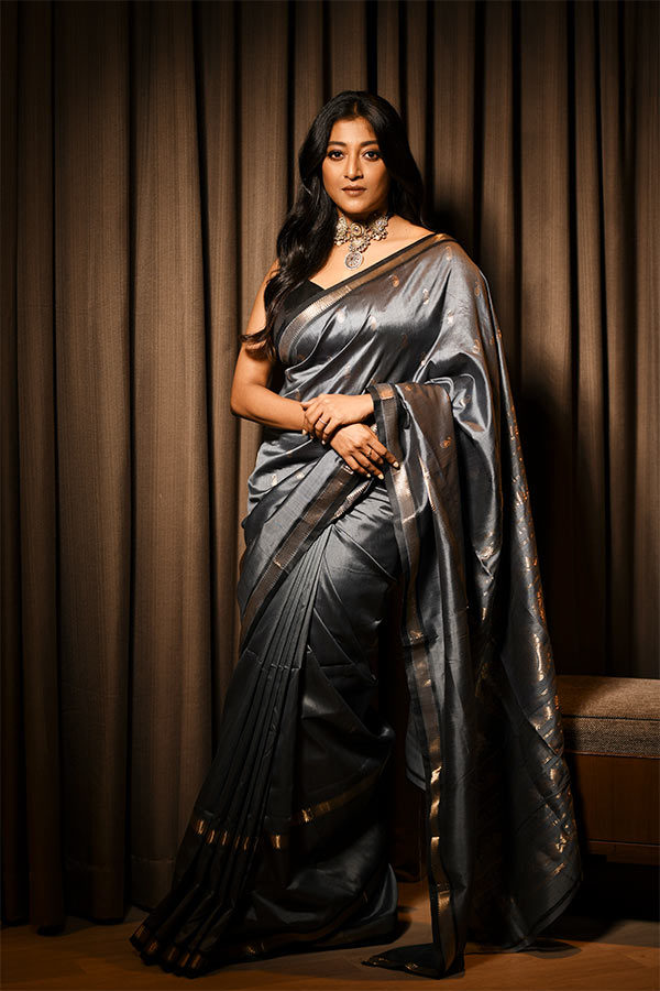 খোলা চুল আর মুখের হালকা সাজের সঙ্গে কফি রঙের ন্যুড লিপ্সটিক। তাঁর আসল প্রসাধন তাঁর ব্যক্তিত্ব। তিনি কালো রঙের চোখ ধাঁধানো সাজে অপরূপা।