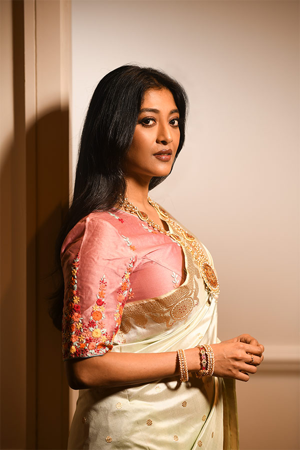 ঢালাও হাতে বোনা কাতান বেনারসি। সোনালি জরিতে বোনা চওড়া পাড়ের শাড়ি, হালকা নীলের রেশ শাড়ির মধ্যে। তার সঙ্গে অভিনেত্রীর পছন্দ গোলাপি ব্লাউজ, তাতেই তিনি নজর কাড়া,  মুগ্ধকর।