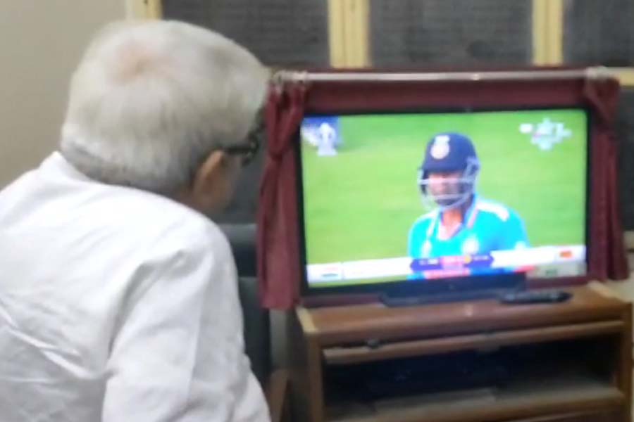 আলিমুদ্দিনে ভারত বনাম শ্রীলঙ্কার ম্যাচ দেখতে মগ্ন বিমান বসু।