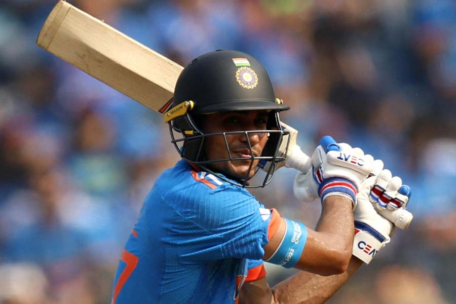 শতরান হাতছাড়া হয়েছে শুভমন গিলেরও। ৯২ বলে ৯২ রানের ইনিংস খেলেছেন তিনি। শতরানের মুখে এক প্রকার ছুড়ে দিয়ে এসেছেন নিজের উইকেট। আনন্দবাজার অনলাইনের বিচারে তিনিও ১০-এর মধ্যে পাচ্ছেন ৮।