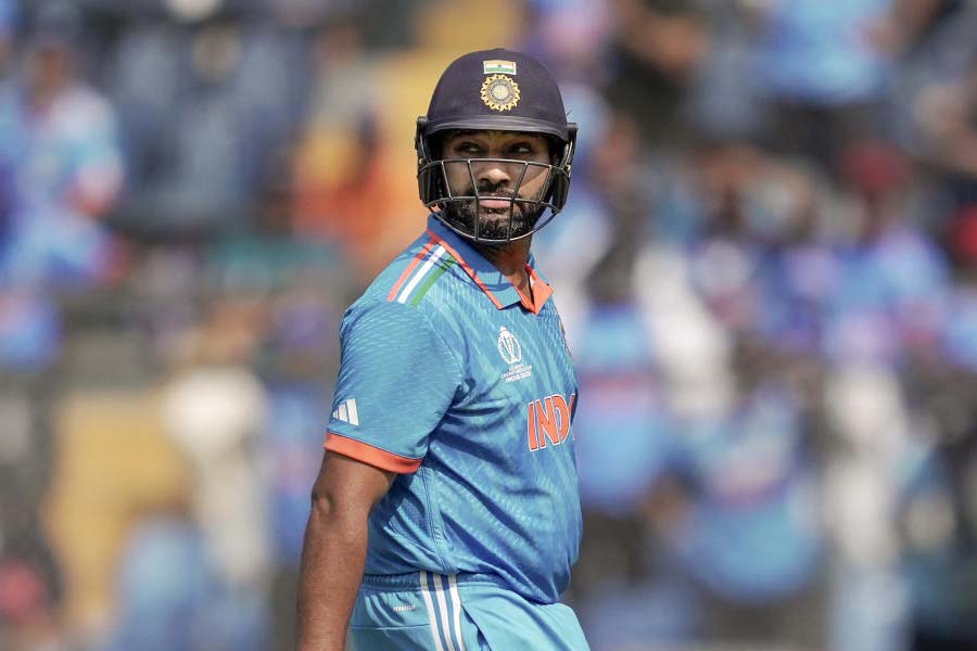 রোহিত শর্মা রান পাননি। শ্রীলঙ্কার বিরুদ্ধে তিনি মাত্র দু’টি বল খেলেছেন। একটি চার মেরেছেন। পরের বলেই বোল্ড হয়ে সাজঘরে ফেরেন ভারত অধিনায়ক। আনন্দবাজার অনলাইনের বিচারে তিনি ১০-এর মধ্যে পাচ্ছেন ৪।