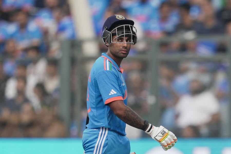 সূর্যকুমার যাদবও খুব একটা ভাল খেলতে পারেননি শ্রীলঙ্কা ম্যাচে। ৯ বলে ১২ রান করে আউট হয়ে গিয়েছেন। আনন্দবাজার অনলাইনের বিচারে তিনি ১০-এর মধ্যে পাচ্ছেন ৩।