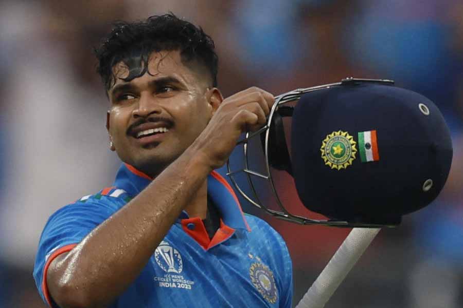 শতরান করতে পারেননি শ্রেয়স আইয়ারও। তবে ইনিংসের শেষ দিকে ঝোড়ো ব্যাটিং করেন তিনি। মাত্র ৫৬ বলে ৮২ রান করে সাজঘরে ফিরেছেন শ্রেয়স। আনন্দবাজার অনলাইনের বিচারে তিনি ১০-এর মধ্যে পাচ্ছেন ৯।