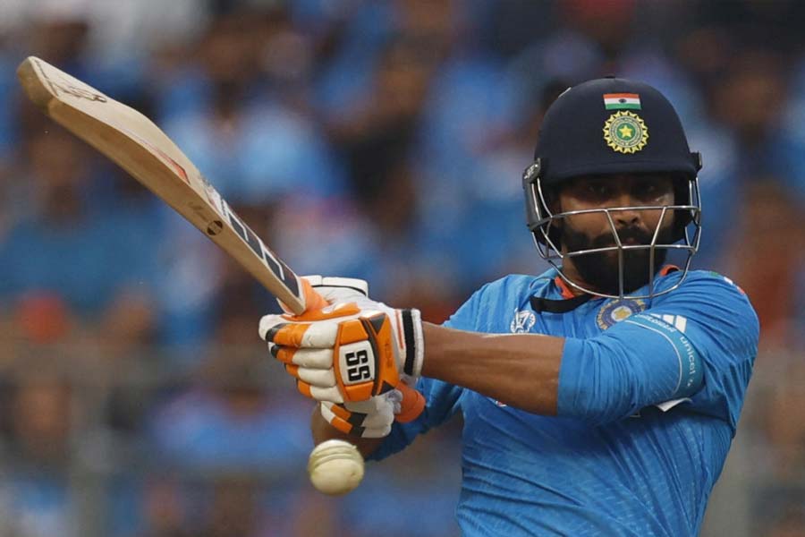 শেষ দিকে ভারতীয় ব্যাটিংয়ের এক দিক ধরে রেখেছিলেন রবীন্দ্র জাডেজা। তিনি ২৪ বলে ৩৫ রান করেছিলেন। বল হাতেও এক উইকেট নিয়েছেন তিনি। আনন্দবাজার অনলাইনের বিচারে তিনি ১০-এর মধ্যে পাচ্ছেন ৮।