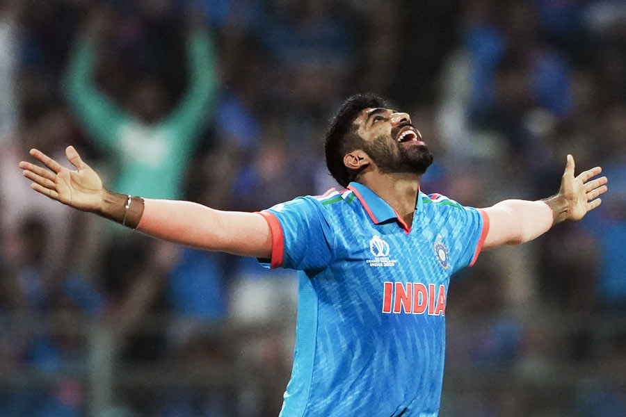 যশপ্রীত বুমরার ব্যাট থেকে রান আসেনি। তবে বলেই বাজিমাত করে দিয়েছেন আমদাবাদের তারকা বোলার। তিনি শ্রীলঙ্কাকে শুরুতেই ধাক্কা দিয়েছেন। পাঁচ ওভার বল করে মাত্র ৮ রানে তুলেছেন একটি উইকেট। আনন্দবাজার অনলাইনের বিচারে তিনি ১০-এর মধ্যে পাচ্ছেন ৭।