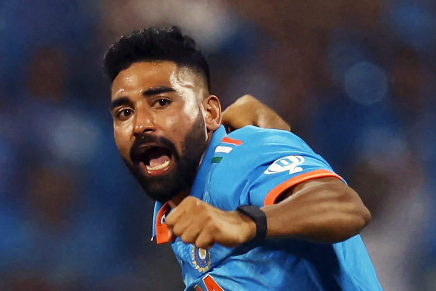 মহম্মদ সিরাজ ওয়াংখেড়েতে বল হাতে আগুন ঝরিয়েছেন। প্রথম দুই ওভারের মধ্যে পর পর তিনটি উইকেট নিয়ে ফেলেছেন তিনি। সিরাজের দৌলতেই শ্রীলঙ্কা মাত্র তিন রানে চার উইকেট হারায়। সিরাজ সাত ওভার বল করে ১৬ রান দিয়ে নিয়েছেন তিনটি উইকেট। আনন্দবাজার অনলাইনের বিচারে তিনি ১০-এর মধ্যে পাচ্ছেন ৮।