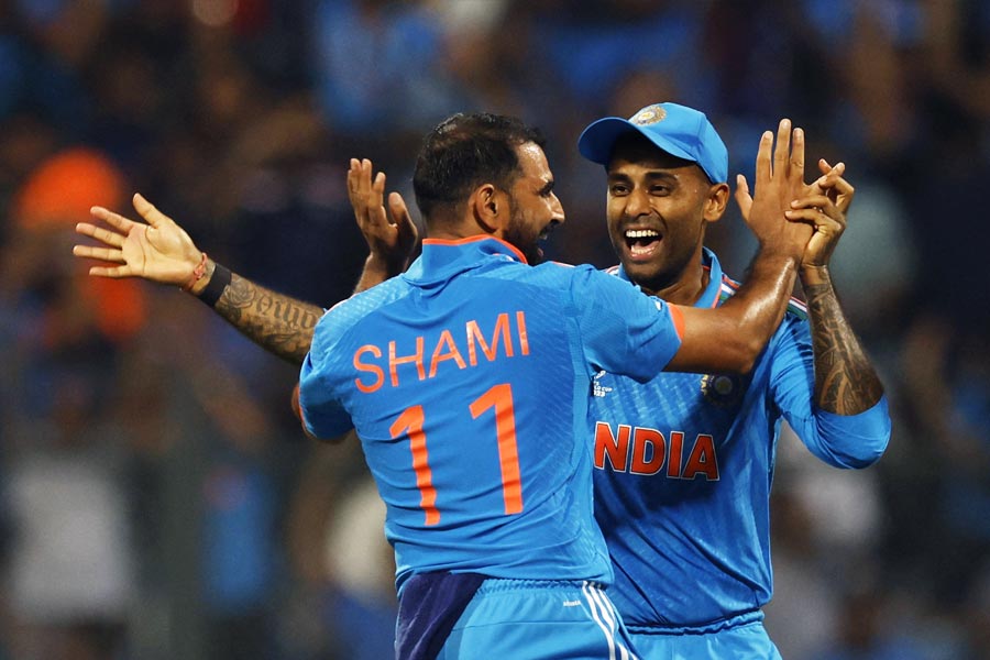 মহম্মদ শামি এ বারের বিশ্বকাপে সুযোগ পাওয়ার পর থেকেই আগুনে বোলিং করছেন। শ্রীলঙ্কা ম্যাচেও তিনি তুলে নিয়েছেন পাঁচটি উইকেট। পাঁচ ওভারে তিনি দিয়েছেন ১৮ রান। আনন্দবাজার অনলাইনের বিচারে তিনি ১০-এর মধ্যে পাচ্ছেন ১০। তিনিই ম্যান অফ দ্য ম্যাচের পুরস্কার পেয়েছেন। 