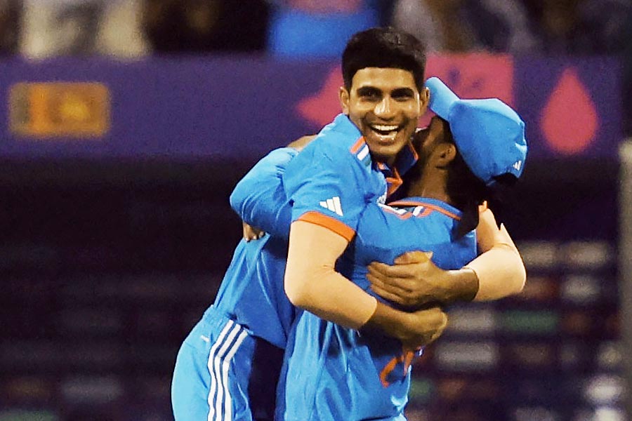 ব্যাট হাতে শ্রীলঙ্কা সবচেয়ে খারাপ খেলেছে। মাত্র তিন ওভারের মাথায় তিন রান করে শ্রীলঙ্কার চারটি গুরুত্বপূর্ণ উইকেট পড়ে গিয়েছিল। একসময় স্কোরবোর্ড হয় ৫০-৯। শামি, সিরাজদের সামনে দাঁড়াতেই পারেননি লঙ্কান ব্যাটারেরা।