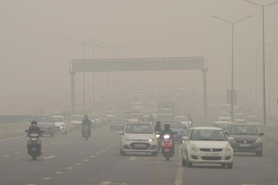 ফলে আবার ‘গ্যাস চেম্বারে’ পরিণত হচ্ছে রাজধানী। কেন্দ্রীয় দূষণ নিয়ন্ত্রণ বোর্ড (সিপিসিবি) জানিয়েছে, শুক্রবার দিল্লির বেশির ভাগ জায়গায় বাতাসের গুণমান (এয়ার কোয়ালিটি ইনডেক্স বা এআইকিউ) ‘অত্যন্ত খারাপ’। সর্বোপরি, শুক্রবার রাজধানীর একিউআই ৪৭১।