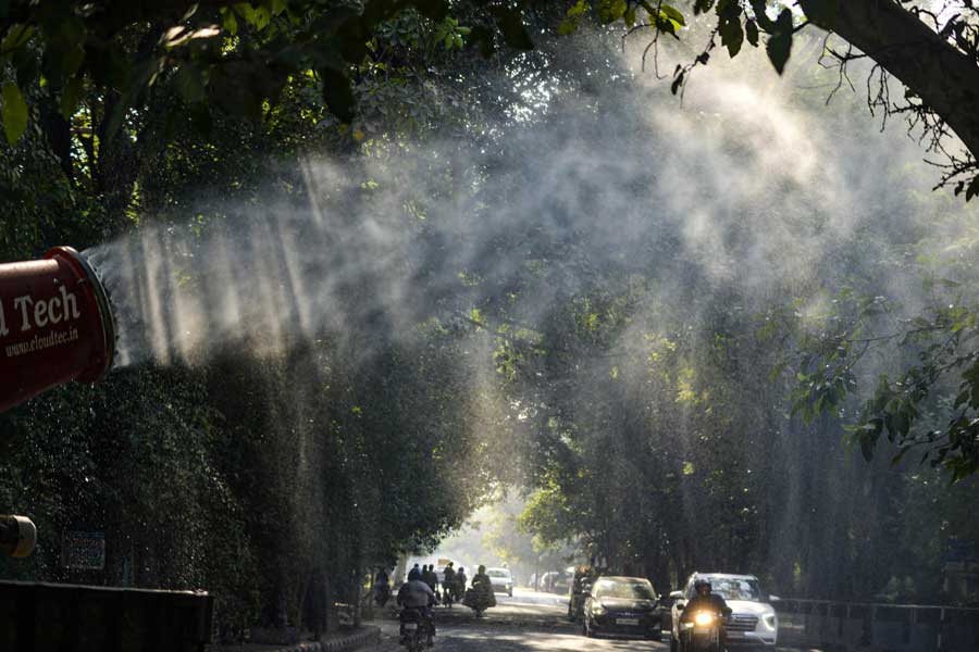 শুক্রবার সব কিছুকে ছাপিয়ে গিয়েছে। মনে করা হচ্ছে, এই মরসুমে এখনও পর্যন্ত রাজধানীতে বাতাসের গুণমান সবচেয়ে খারাপ পর্যায়ে পৌঁছেছে শুক্রবার। 