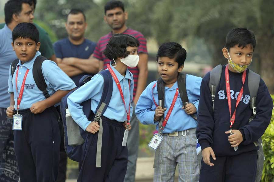 শুক্রবার সকালে ঘন ধোঁয়াশার চাদরে ঢেকে যায় দিল্লির বহু এলাকা। দৃশ্যমানতাও নেমে আসে। ধোঁয়াশা পরিস্থিতি কাটাতে রাজধানীর বেশ কিছু এলাকায় জল ছেটানোর কাজ শুরু করেছে দিল্লি পুরসভা। 