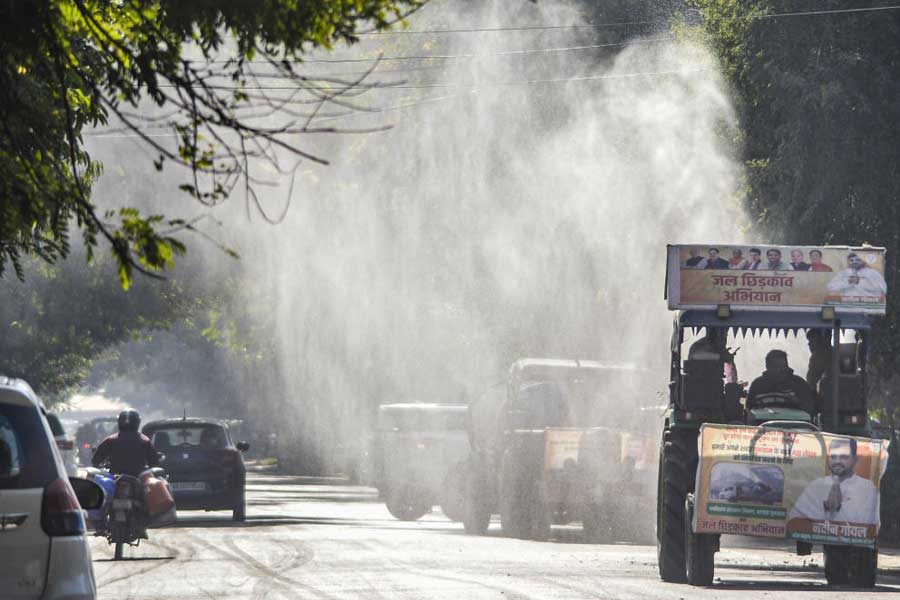 বাতাসের গুণমান উন্নতির জন্য এই পদক্ষেপ করা হচ্ছে বলে পুরসভা সূত্রে খবর। সিপিসিবি জানিয়েছে, শুক্রবার লোধী রোড, জহাঙ্গিরপুরী, আরকে পুরম, ইন্দিরা গাঁধী আন্তর্জাতিক বিমানবন্দরের টার্মিনাল ৩-কে বাতাসের গুণমানের যে নমুনা পরীক্ষা করা হয়েছে তাতে দেখা গিয়েছে, ওই সব এলাকায় একিউআই পৌঁছেছে যথাক্রমে ৪৩৮, ৪৯১, ৪৮৬ এবং ৪৭৩।