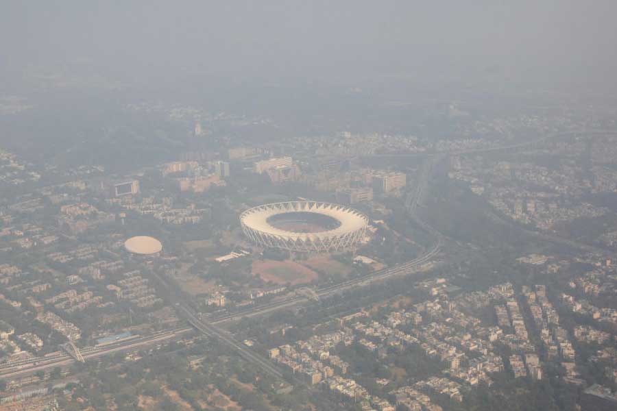 পরিস্থিতির মোকাবিলায় খুব গুরুত্বপূর্ণ নয় এমন নির্মাণকাজগুলির ক্ষেত্রেও বৃহস্পতিবার সন্ধ্যা থেকে নিষেধাজ্ঞা জারি করা হয়েছে। 