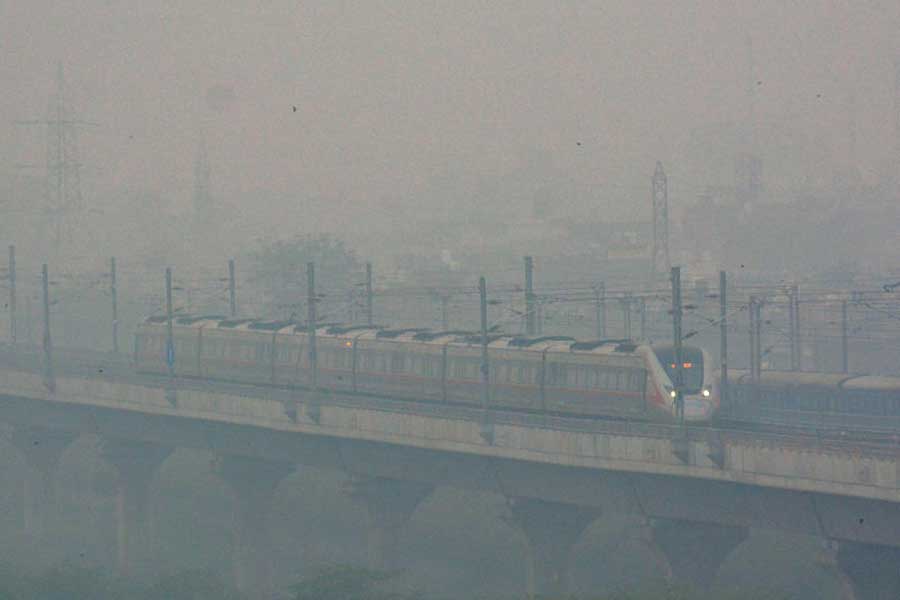 পাশাপাশি ‘রেড লাইট অন, গাড়ি অফ’ প্রচার কর্মসূচি চালানো হচ্ছে। প্রশাসন সূত্রে খবর, সিএনজি পরিচালিত এক হাজার বেসরকারি বাস রাজধানীর রাস্তায় নামানো হবে। 