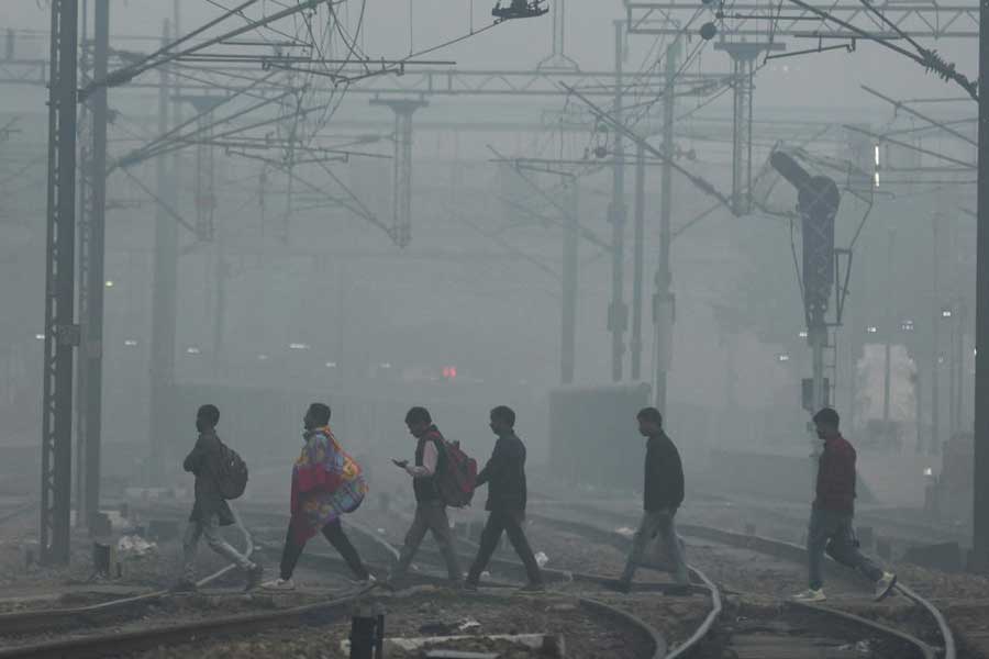 ইতিমধ্যেই বিএস-৩ পেট্রল এবং বিএস-৪ ডিজেলচালিত গাড়ি চালাচলের উপর নিষেধাজ্ঞা জারি করা হয়েছে। পাশাপাশি, হরিয়ানা, পঞ্জাব, উত্তরপ্রদেশ থেকেও ডিজেলচালিত গাড়ি রাজধানীতে ঢুকতে দেওয়া হচ্ছে না।