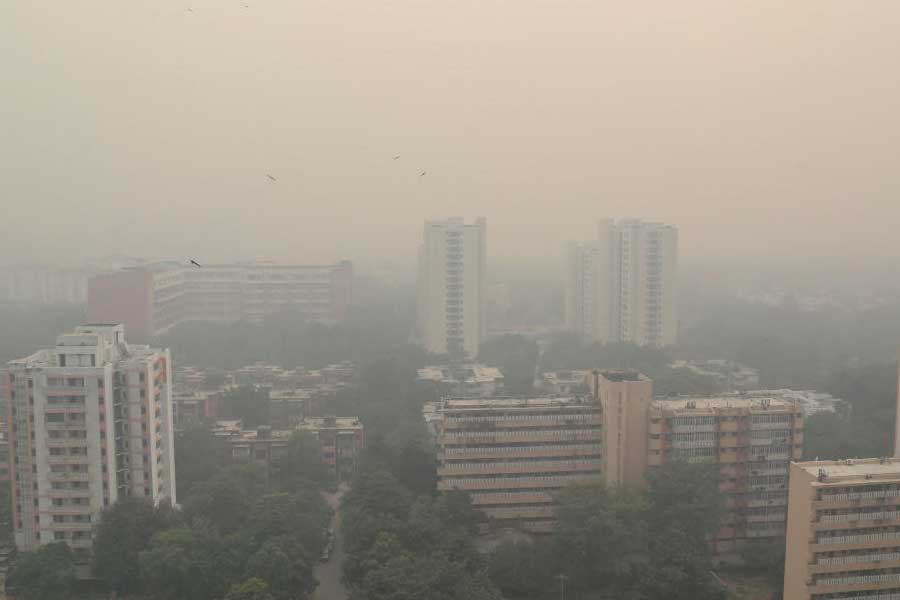 দিল্লিবাসীকে গাড়ির পরিবর্তে বেশি করে মেট্রো ব্যবহার করার পরামর্শ দেওয়া হচ্ছে। জনসাধারণের যাতে কোনও রকম অসুবিধা না হয়, তাই ২০টি অতিরিক্ত রেক নামানো হয়েছে। 