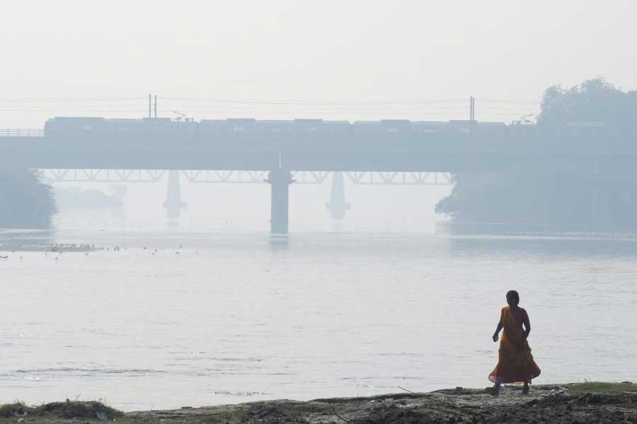 অন্য দিকে, হরিয়ানার গুরুগ্রামে দূষণ এমন মাত্রায় পৌঁছেছে যে, ১৪৪ ধারা জারি করতে হয়েছে। উত্তরপ্রদেশের নয়ডায় সেক্টর ১, ৬২ এবং ১১৬-তে দূষণের মাত্রা ‘অত্যন্ত খারাপ’ পর্যায়ে পৌঁছেছে।
