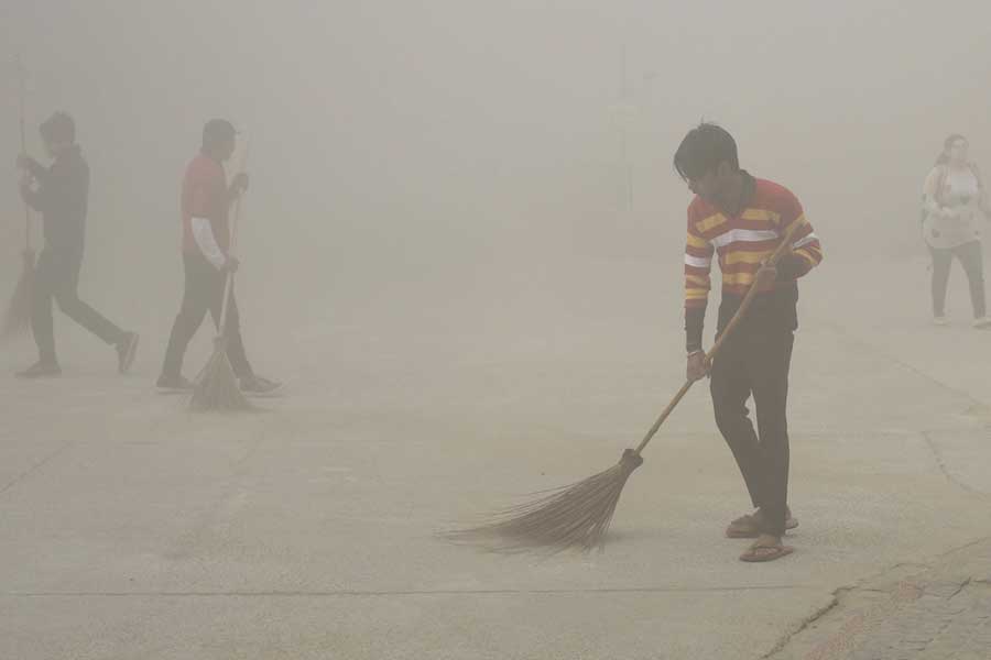 পঞ্জাব, হরিয়ানা এবং উত্তরপ্রদেশকে শস্যের গোড়া পোড়ানোর জন্য দায়ী করা হয়। যার জেরে শীতের মরসুমে দিল্লি হয়ে ওঠে ‘গ্যাস চেম্বার’। ফলে এই মরসুমে রাজধানী যাতে ‘গ্যাস চেম্বার’ না হয়ে ওঠে, তাই আগেভাগেই বেশ কিছু পদক্ষেপ করেছে অরবিন্দ কেজরীওয়ালের সরকার। 