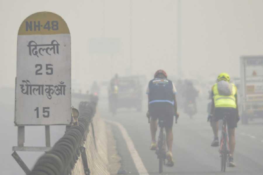 কিন্তু তার পরেও নভেম্বরের শুরুতেই রাজধানীর বাতাসের গুণগত মান খারাপ হতে শুরু করায় চিন্তা বাড়ছে প্রশাসনের।