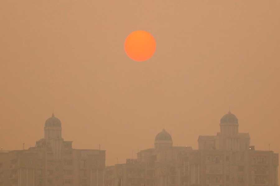 বাতাসের গুণগত মান খারাপ হতে থাকায় মঙ্গলবার দিল্লি, পঞ্জাব, হরিয়ানা, রাজস্থান এবং উত্তরপ্রদেশ সরকারকে দূষণ ঠেকাতে প্রয়োজনীয় পদক্ষেপ করার নির্দেশ দিয়েছে সুপ্রিম কোর্ট। এ বিষয়ে পাঁচ সপ্তাহের মধ্যে হলফনামা দিতে বলা হয়েছে দিল্লি এবং চার রাজ্যকে।