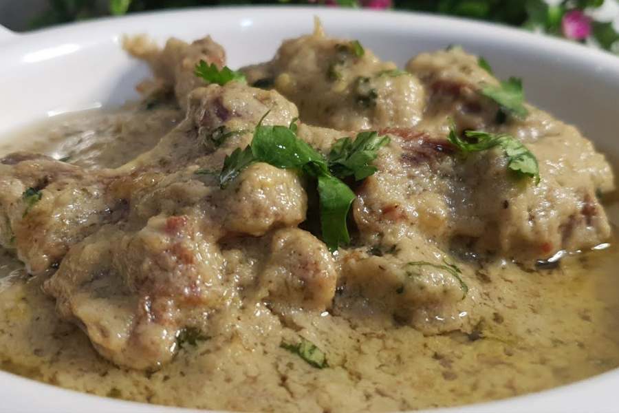 এখন পাঁঠার মাংস কি খাসির মাংস, যা-ই বলুন, তার সাধারণ ঝোল-কালিয়ার পাশাপাশি 'কন্টিনেন্টাল ডিশ', নবাবিখানা, সবই ব্যাপক আকারে ঢুকে পড়েছে আমবাঙালির হেঁশেলে। যদিও দিনের শেষে আদত কথাটা একই আছে, মটনের হাতছানি আজও অমলিন।  সেরকম ১০টা অনিয়মিত 'মটন-ডিশ'এর খোঁজ দিচ্ছে আনন্দবাজার অনলাইন।