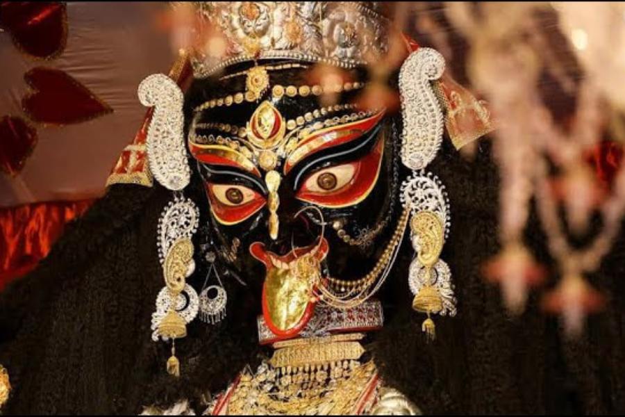 একশো ভরি সোনার গয়নায় মুড়ে কালীপুজোর আগেই প্রাণ প্রতিষ্ঠা হল বড়মার। কিছু দিন আগেই রাজস্থান থেকে আনা কষ্টি পাথর দিয়ে সাড়ে চার ফুট উচ্চতার বড়মার মূর্তি বসানো হয়ে গিয়েছে নতুন মন্দিরে।