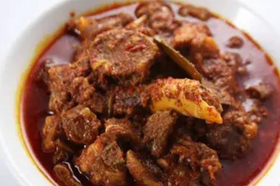 ২. জংলি মটন - দারুণ মশলাদার এবং সে রকমই সুস্বাদু মটনের পদ। রাজস্থানের মশলা ও লঙ্কার ঝাঁঝে তৈরি বাঙালি ঘরের এক অচেনা মটনের 'ডিশ'। ১ কেজি মাংসের জংলি মটন রান্নার জন্য বাদবাকি সব মশলা ছাড়াও অবশ্যই লাগবে লাল শুকনো লঙ্কা গুঁড়ো ১ টেবিল চামচ এবং ৮-১০টা কাশ্মীরি মির্চ ওরফে লঙ্কা। এ ছাড়াও ৮-১০টা মটন মশলা, ২ টেবিল চামচ আস্ত গরম মশলা, ২ টেবিল চামচ ঘি, ১০-১২ কোয়া রসুন যে মাংস রান্নায় বিশেষ করে লাগে, বুঝতেই পারছেন, সেটা কতটা বেশি মশলাদার আর স্বাদু হয় খেতে!  