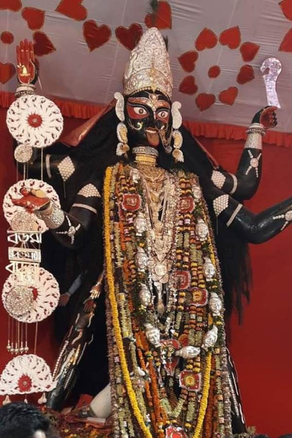 গোটা প্রক্রিয়াটি বেনারস থেকে আসা তিন জন পুরোহিত এবং হালিশহরে রামপ্রসাদের ভিটে থেকে তিনজন ও বড়মার মন্দিরের চার জন পুরোহিত মিলিত ভাবে সম্পন্ন করেছেন বলে জানালেন মন্দির কমিটি।