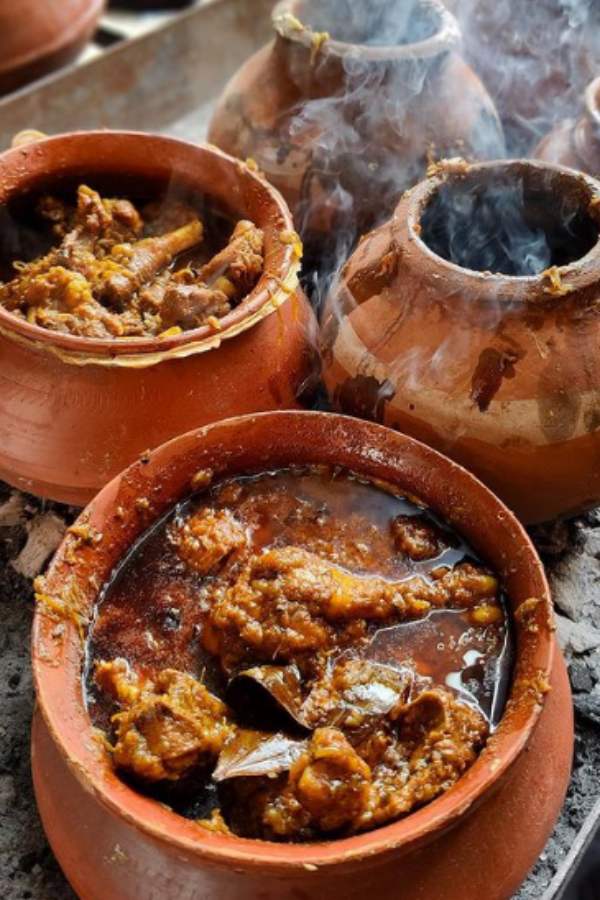 ৩. চম্পারণ মটন - মাটির পাত্রে রান্না হয়‌। মূলত 'দম্' পদ্ধতিতে রান্নাটা হয়ে থাকে। এর রেসিপির বিশেষত্ব হল, কাজু-কিশমিশ বাটা। এ ছাড়াও অন্যান্য সব মশলা দিয়ে খুব ভাল করে কষার পর মাংসটা মাটির পাত্রে ঢেলে তাতে পরিমাপ মতো জল দিয়ে মাটির পাত্রের মুখ আটা দিয়ে ভালো করে বন্ধ করে টানা দু'ঘন্টা গ্যাস ওভেনের স্বাভাবিক আঁচে বসিয়ে রাখা হয়। তার পর নামিয়ে মাটির পাত্রের মুখ খুলে তাতে ঘি ছড়িয়ে দিলে চম্পারণ মটনের স্বাদ আরও বেড়ে যায়।