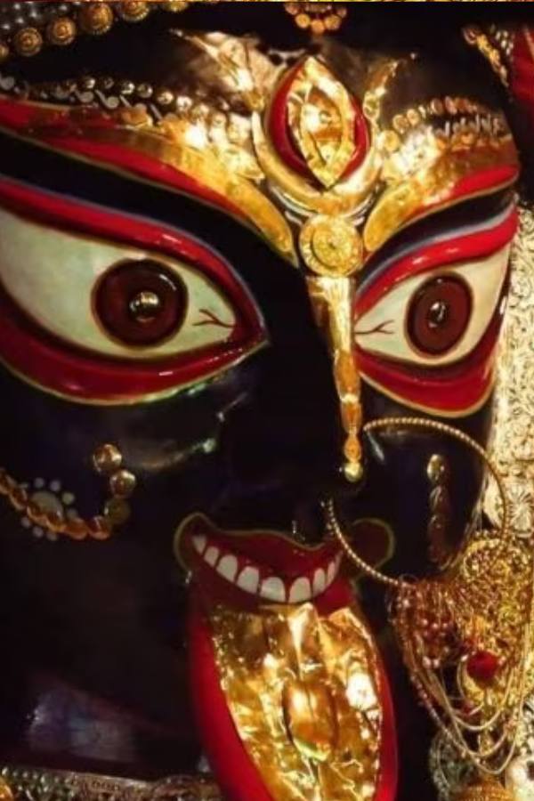 দীর্ঘ সময় ধরে যে ভাবে বড়মার মূর্তি দেখে আসছেন ভক্তরা,  ঠিক তেমনই হুবহু রূপ দেওয়া হয়েছে কষ্টিপাথরের এই নতুন মূর্তির। এ বছরই পালিত হচ্ছে নৈহাটির জাগ্রত বড়মার মন্দিরের একশো বছর পূর্তি অনুষ্ঠান। 