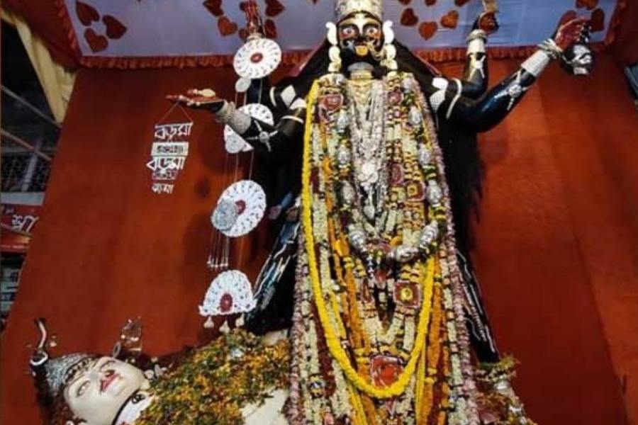 শোনা যায়, জেলা ও রাজ্যের পাশাপাশি দেশ ও বিদেশেও বহু ভক্ত ছড়িয়ে ছিটিয়ে রয়েছে বড়মার। জাগ্রত বড়মার কাছে কিছু চাইলে কাউকেই খালি হাতে ফেরান না তিনি, এমনই বিশ্বাস করেন তাঁর অগণিত ভক্তরা।