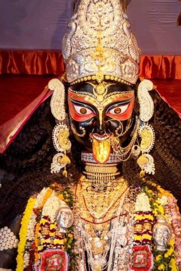 তাই কালীপুজো ছাড়াও সারা বছরই বড়মার মন্দিরে ভিড় লেগে থাকে ভক্তদের। কষ্টি পাথরের স্থায়ী বড়মার মূর্তি মন্দিরের স্থাপন হতেই,  খুশি নৈহাটি মানুষজন সমেত বড়মার সকল ভক্ত।