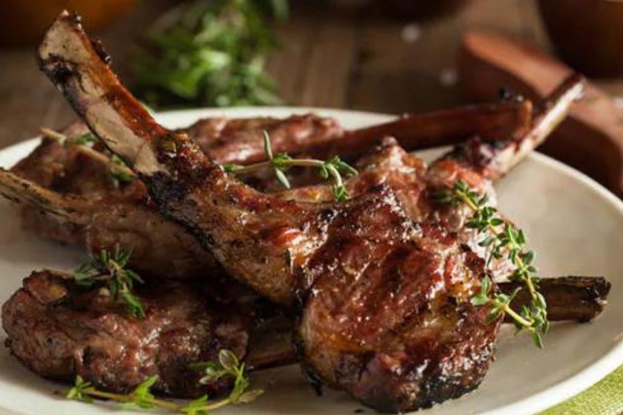 ৪. মুচমুচে মটন ভাজা - কাশ্মীরি রান্না। আসল নাম মটন কাবারগাহ্। মূলত দুধ ও বিভিন্ন মশলা দিয়ে তৈরি অসামান্য সুস্বাদু মাংসের পদ। ঘি-তে ডুবিয়ে ভাজা হয় বলে এর ভেতরটা রসালো ও নরম, বাইরেটা মুচমুচে হয়ে থাকে। অন্য সব মশলা ছাড়াও হিং ও কেশর দিয়ে মটন-টা কষা হয় এই রান্নায়। তেজপাতা, ছোট ও বড় এলাচ, দারচিনি, লবঙ্গ থেঁতো করে মিশিয়ে একটা পরিষ্কার সুতির কাপড়ে বেঁধে সেই পুঁটলি আলাদা ভাবে হাঁড়িতে ফোটানো দুধের মধ্যে ফেলে আরও কিছুক্ষণ ফোটাতে হয়‌। তার পর তাতে কষানো মাংস মিশিয়ে রান্নাটা করতে হবে। অন্যদিকে, টক দই, নুন, গোলমরিচ গুঁড়ো ও বেসন মিশিয়ে ভাল করে ফেটিয়ে রাখতে হয়। রান্না করা মাংসের টুকরো ওই মিশ্রণে ভালো করে ডুবিয়ে, সব শেষে কড়াইয়ের গরম ঘি-তে ভেজে নিন। আপনার বাড়িতেই 'রেডি' মুচমুচে মটন ভাজা।