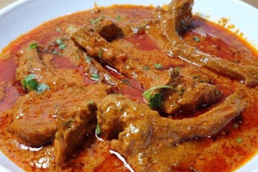 ৫. দরবারি মটন - আগে আলাদা সেদ্ধ করা মটনের সঙ্গে টক দই ও চিনি ফেটানো মিশ্রণের মূলত রান্না এটা। দরবারি মটনের আরেক বিশেষত্ব এতে কাজু বাদাম, পোস্ত, চারমগজ (ছোট দানার চিনির মতো এক ধরনের সাদা মশলা) এক সঙ্গে বেঁটে রান্নায় দেওয়া হয়ে থাকে। রান্না করা মাখামাখা মাংস উনুন থেকে নামানোর পর উপর থেকে ধনেপাতা ছড়িয়ে পরিবেশন করলে খেতে আরও সুস্বাদু লাগে।