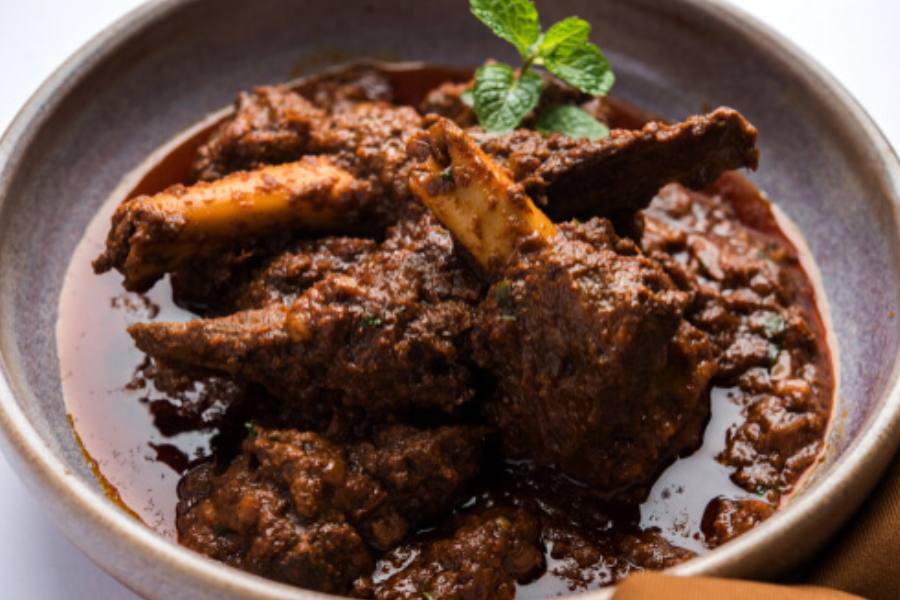 ৬. মশলা মটন - নামেই পরিষ্কার কতটা বেশি সব মশলা লাগে এই মটনের পদ রান্নায়। ১ কেজি মাংসে আদাবাটা, রসুন বাটা, গুঁড়ো লঙ্কা, জিরে গুঁড়ো, ধনে গুঁড়ো, গুঁড়ো গরম মশলা, হলুদ গুঁড়ো, শুকনো লঙ্কা, গোল মরিচ গুঁড়ো মিশিয়ে চায়ের চামচের ১১ চামচ সব মশলা মিশিয়ে মাংস কষা হয়। তার পরেও তাতে আস্ত দারচিনি, ছোট এলাচ, লবঙ্গ মিলিয়ে ২ টেবিল চামচ দিয়ে মাংসটা ১৫ মিনিট পর্যন্ত গরম সরষের তেলে ভাজতে হয়। সব শেষে পরিমাপ মতো জল ঢেলে ওই মাংস সেদ্ধ হলে মশলা মটন খেতে যেন অমৃত!