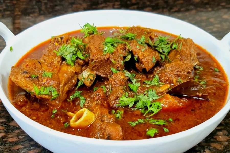 ৭. মটন রা-রা - এই মটনের পদের বিশেষত্ব ১ কেজি মাংসের সঙ্গে ৫০০ গ্রাম মটন কিমা লাগে। ১টা জায়ফল গুঁড়ো করে, ২টো জৈত্রী, ২ চায়ের চামচ ঘি, ১ চামচ লেবুর রস, ১০-১২ কোয়া রসুন অন্যান্য স্বাভাবিক মশলার সঙ্গে দিয়ে মাংসটা ২৫ মিনিট পর্যন্ত কষা হয়ে থাকে। মটন কিমা'টা আলাদাভাবে সেদ্ধ করে মাংসের হাঁড়িতে ঢেলে পরিমাপ মতো গরম জলে প্রয়োজন মতো ৩০-৪৫ মিনিট রান্না করতে হয়। উনুন থেকে নামানোর পরে ধনে পাতা কুঁচি ও অল্প লেবুর রস ছড়িয়ে পরিবেশন করলে মটন রা-রা খেতে আরও অসাধারণ লাগে।