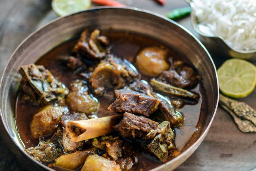 ৮. নিরামিষ মটন - এটা আসলে পেঁয়াজ-রসুন ছাড়া মাংসের এক ধরনের পদ। কালীঘাট ও দক্ষিণেশ্বরের মন্দিরে মা কালীর ভোগে পর্যন্ত এই নিরামিষ মাংস নিবেদন করা হয়ে থাকে। বাটাবাটির ঝামেলাও নেই এই মটন রান্নায়। ৮০০ গ্রাম মাংসে ১৫০ গ্রাম টকদই, পরিমাপ মতো নুন, তেল, ঘি, গোটা জিরে, ধনে, গরমমশলা, দুটো তেজপাতা, হলুদ গুঁড়ো, কাশ্মীরি লঙ্কা গুঁড়ো, কয়েকটা শুকনো লঙ্কা মিশিয়ে মটন'টা ১০-১৫ মিনিট কষিয়ে তাতে মাপ মতো জল ঢেলে মাংস সেদ্ধ হলেই তৈরি নিরামিষ মটন। উনুন থেকে নামানোর পরে ওর উপর ১ টেবিল চামচ গরমমশলা গুঁড়ো ছড়িয়ে পরিবেশন করলে গরম ভাত দিয়ে খেতে দারুণ লাগে।