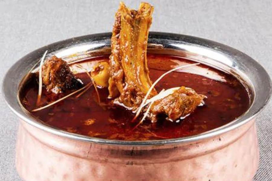 ১০. মটন রোগান জোশ - কুকারে রান্না করতে হবে। মূলত মাংসের সঙ্গে রসুনের রেসিপি এই পদ'টা। ১ কেজি মটনে ১৫-২০টা রসুন লাগে। রান্নার পর অন্য পাত্রে ২ টেবিল চামচ কাঁচা সরষের তেল ও ২ চামচ ঘি একসঙ্গে গরম করে মাংসের উপর ছড়িয়ে দিলে মটন রোগান জোশ খেতে আরও বেশি সুস্বাদু লাগে।