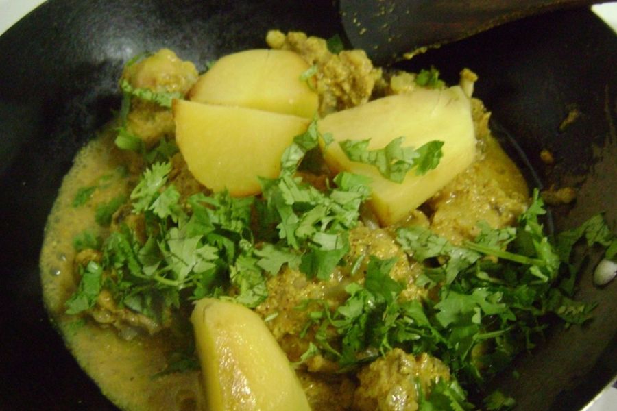 ১. সরষে মটন - সরষের ঝাঁঝালো স্বাদে মনভরানো মাংস। সরষে-মাছের মতোই খোলতাই স্বাদ। মূলত পাঁঠার মাংসের সঙ্গে সরষে, পেঁয়াজ ও টক দইয়ের রেসিপি। কারণ, ১ কেজি মাংসের সরষে মটন রান্না করতে অন্যান্য মশলার সঙ্গে লাগে ৪০০ গ্রাম পেঁয়াজ, ২০০-২৫০ গ্রাম টকদই আর ৭০-৮০ গ্রাম সরষে বাটা। রান্না কড়াই থেকে নামানোর ঠিক আগে আরও একটু সরষে বাটা ও কাসুন্দি ভালো করে মিশিয়ে সেই মিশ্রণ মাংসের ওপর ছড়িয়ে দিলে সরষে মটন গরম ভাত দিয়ে খেতে জিভে জল এসে যাবে!